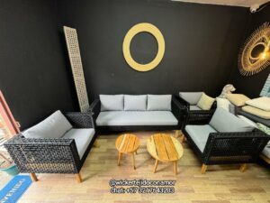 Sala de exterior en madera teca y aluminio tejido en ratan sintético